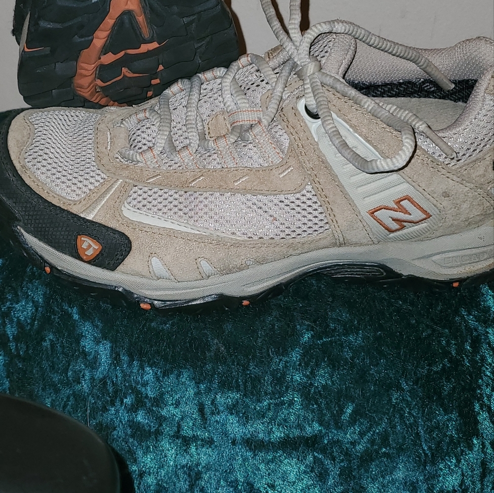 Womens Hiking suede athletic shoes with Gore tex. Size 8.5 2A. For narrow foot.